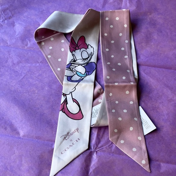 🎀 DISNEY X COACH DAISY DUCK SCARF 🎀 NWT 🎀 - Picture 7 of 16